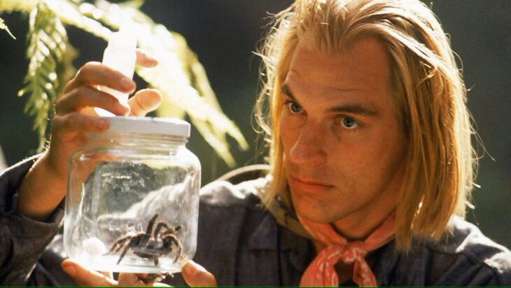  Julian Sands en Aracnofobia sosteniendo un frasco con una tarántula 