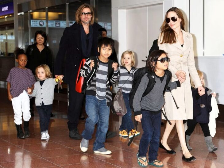 Angelina Jolie y Brad Pitt con sus hijos en el aeropuerto