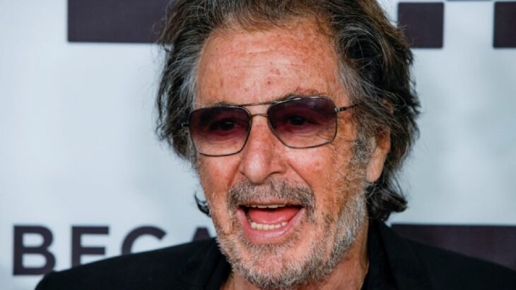 El primer actor Al Pacino posa con la boca abierta con una expresión de asombro lleva lentes de sol 