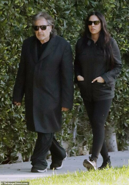 Al PAcino caminando al lado de su novia Noor Alfallah 