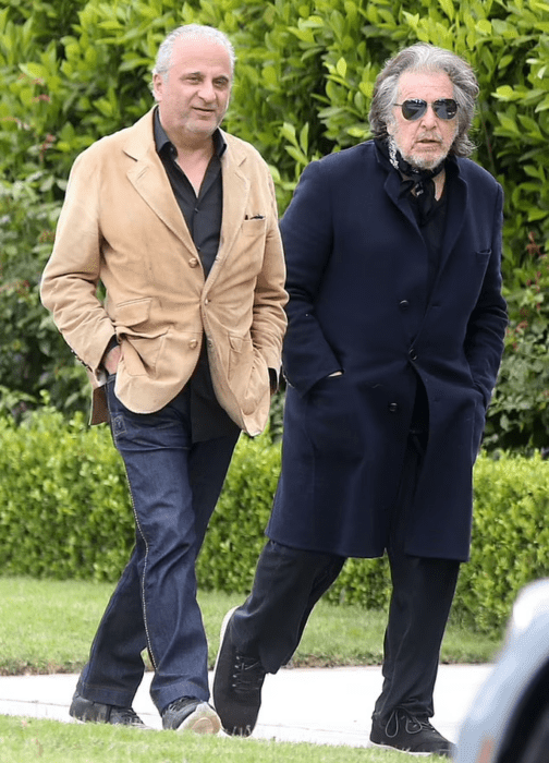 Al PAcino caminando por las calles de Los Ángeles, California 