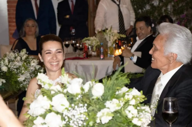 Alberto Vázquez y su esposa sonrientes en la fiesta de su boda religiosa