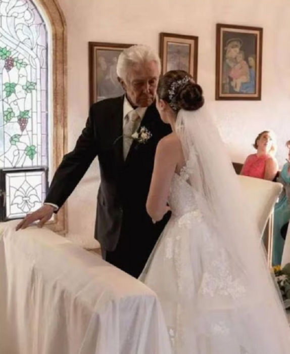 Foto de la boda religiosa de Alberto Vázquez y su esposa cuando están frente al altar