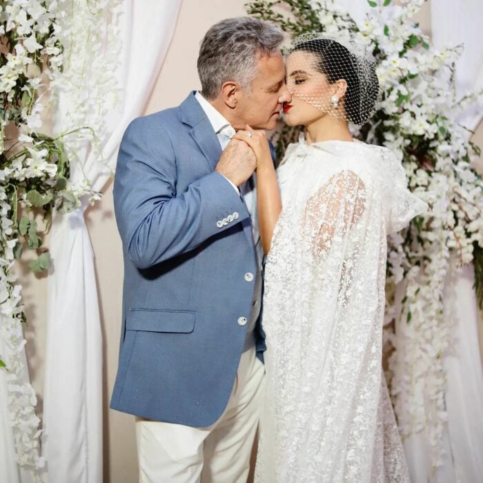 Alexis Ayala besando a su esposa Cinthia Aparicio 