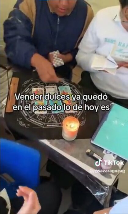 captura de pantalla de un grupo estudiantes que se viralizaron por montar un negocio de esoterismo en la escuela 