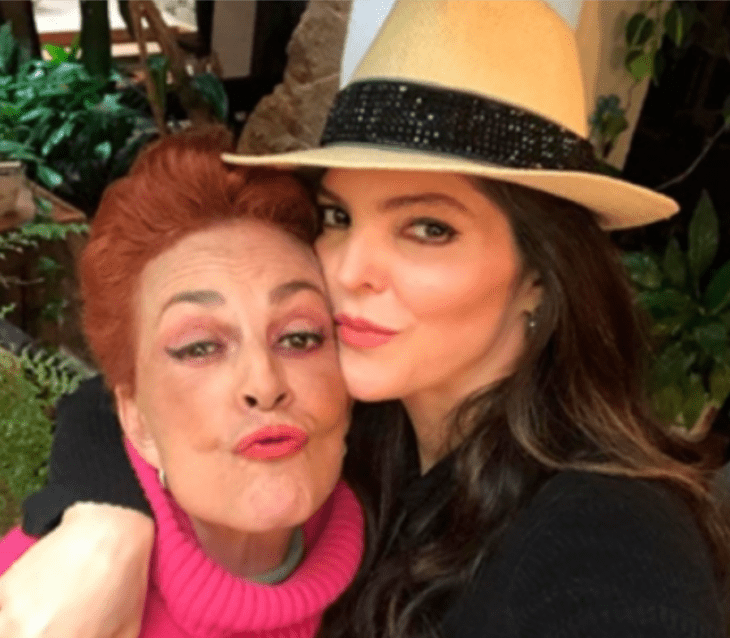 Ana Bárbara junto a Talina Fernández posan abrazadas con gran cariño juntando sus cabezas