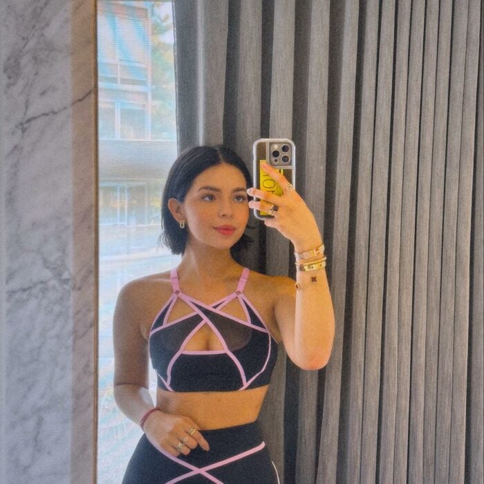 Selfie de Ángela Aguilar frente a un espejo usando ropa deportiva 