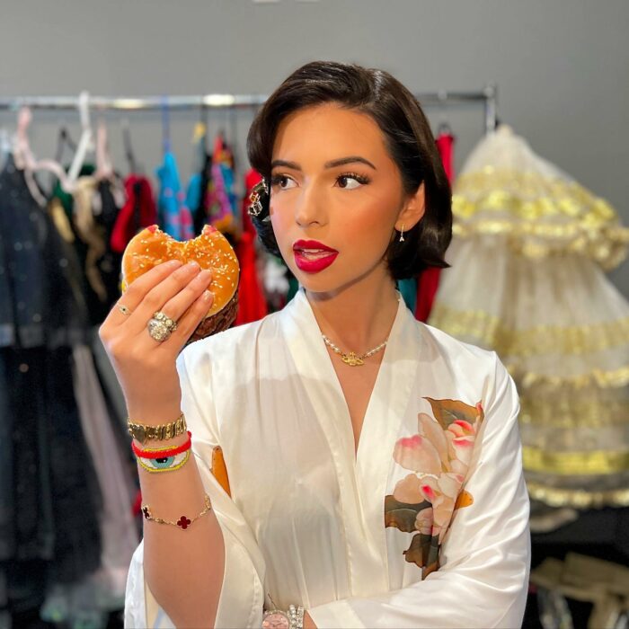 Foto de Ángela Aguilar comiéndose una hamburguesa