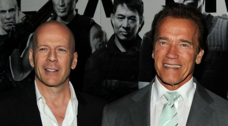 Arnold Schwarzenegger y Bruce Willis posando juntos en la premier de la cinta Los indestructibles 