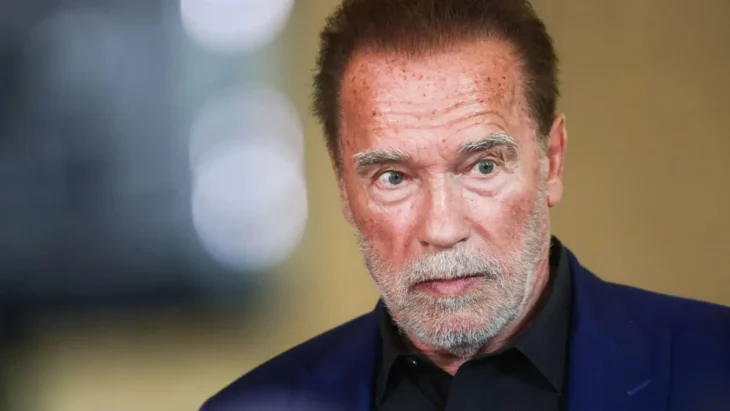 Arnold Schwarzenegger posa pensativo lleva barba y bigote canosos
