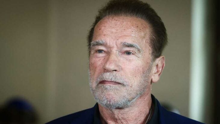 Arnold Schwarzenegger posa pensativo lleva barba y bigote canoso