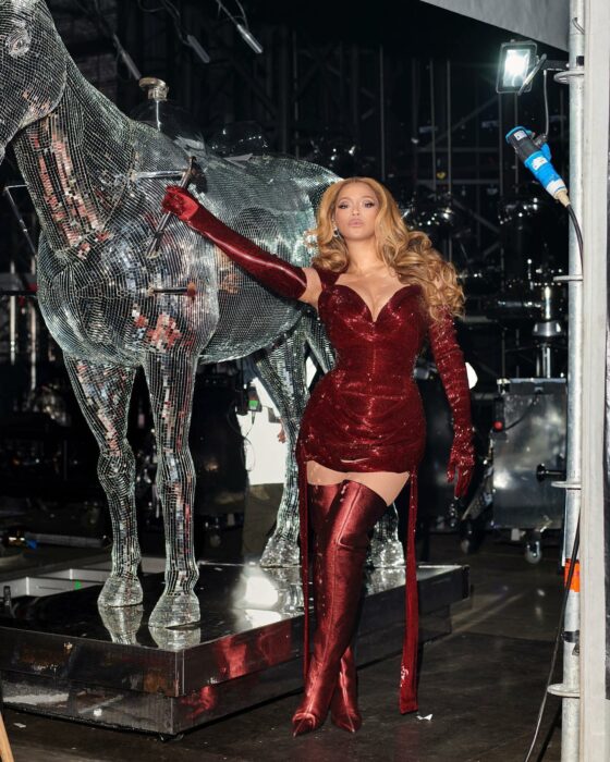 Beyoncé posando al lado de un enorme caballo plateado 