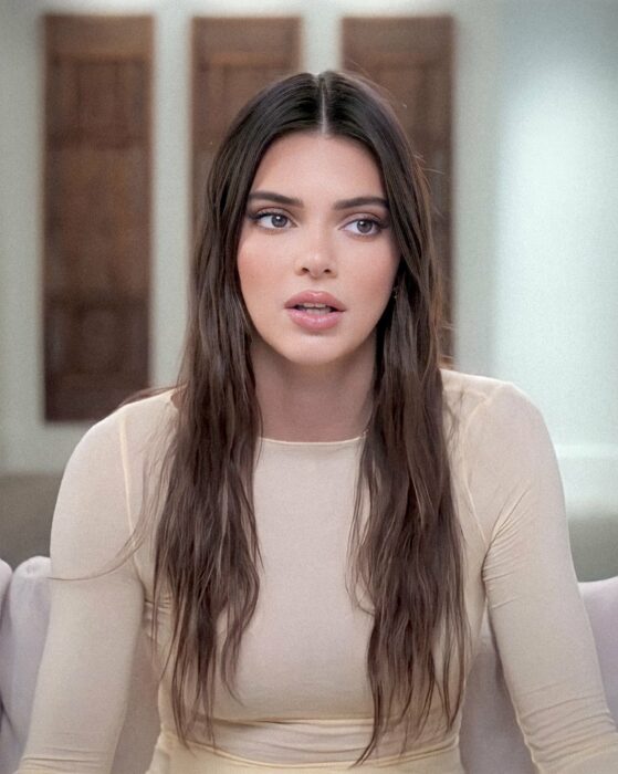 Kendall Jenner posando en blusa color beige 