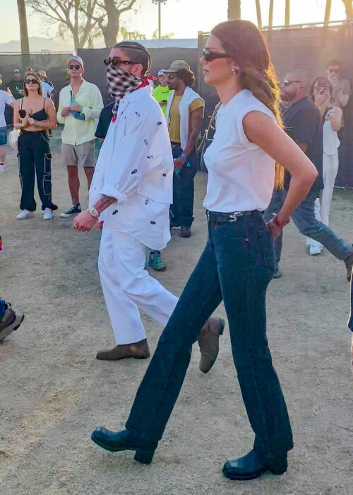 Bad Bunny caminando al lado de Kendall Jenner en camino al festival Coachella 2023 