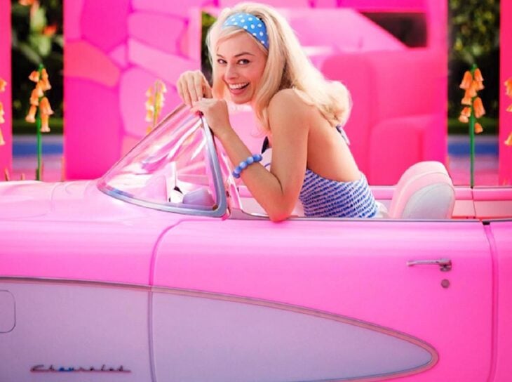 Margot Robbie como Barbie en el coche 
