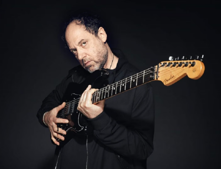 el guitarrista Alejandro Marcovich posa con una guitarra Fender 
