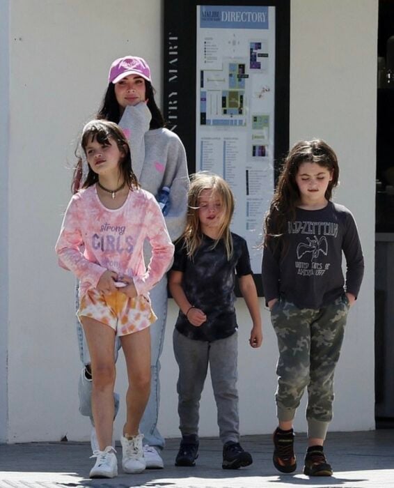 Megan Fox posando con sus hijos en la calle vestidos de con ropa de niña 