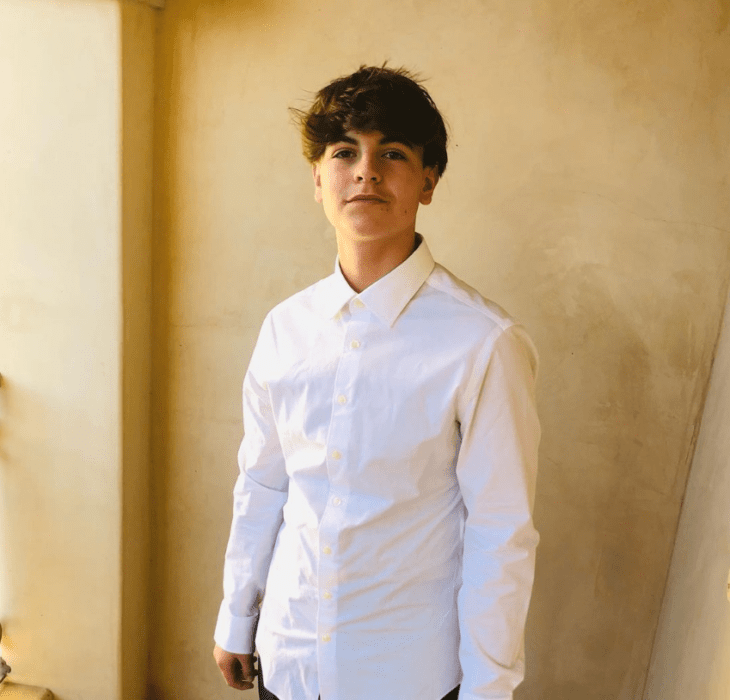  Sean el hijo mayor de Britney Spears posa en casa con una camisa blanca