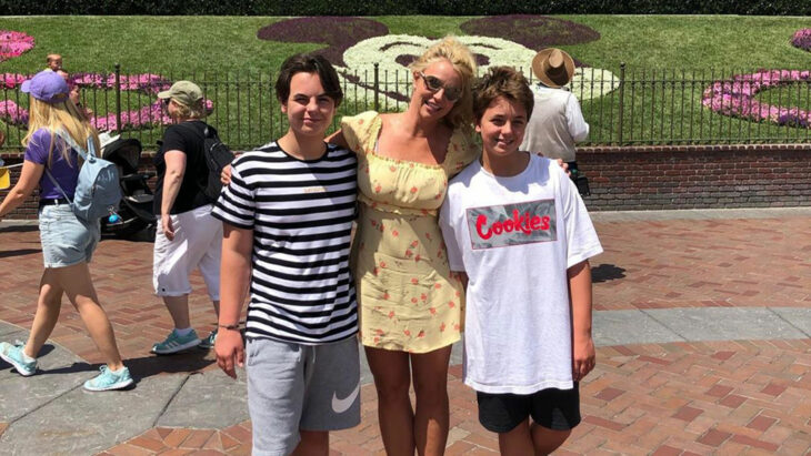 Britney Spears junto a sus hijos ya adolescentes en el exterior de un parque todos visten casual