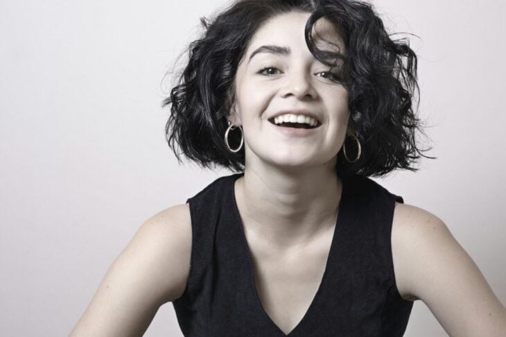 Fernanda Tosky sonriendo en foto con blusa negra 