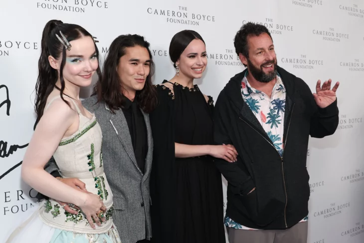 Dove Cameron , Booboo Stewart y Sofia Carson junto a Adam Sandler en la alfombra morada del evento anual de la Fundación de Cameron Boyce