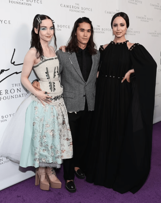 Dove Cameron , Booboo Stewart y Sofia Carson juntos en la alfombra morada del evento anual de la Fundación Cameron Boyce 