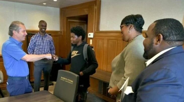 imagen de un chico siendo felicitado por autoridades de una escuela secundaria en Missouri, Estados Unidos