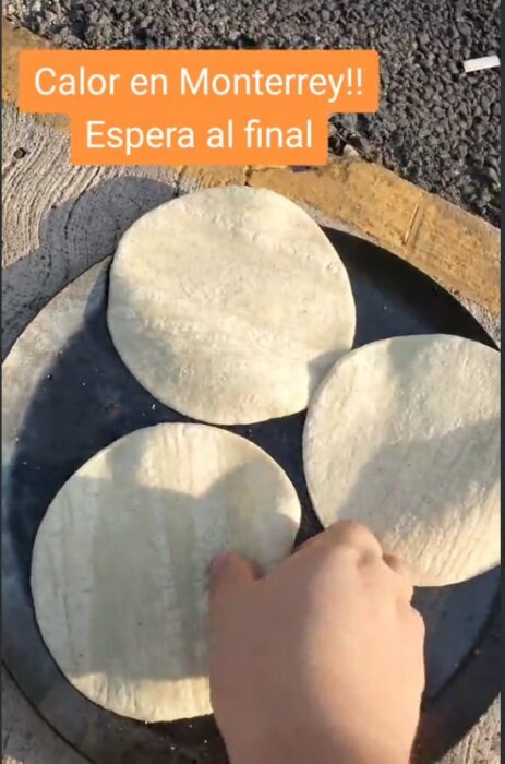 dándole vuelta a las tortillas con ese calor 