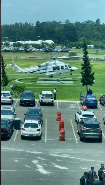 Hélicoptero llegando a una escuela 