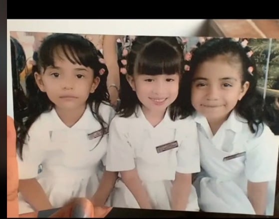 tres niñas sentadas sonriendo 