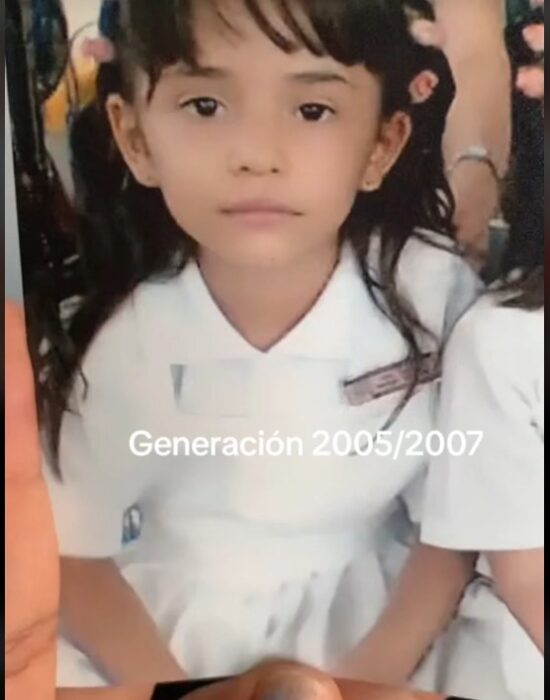 Fotografía de una niña con blusa y falda blancas