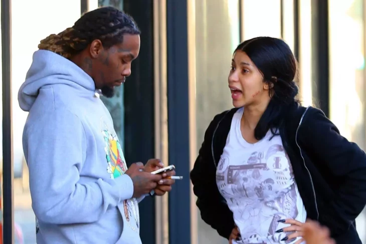 Cardi B y Offset con un look super casual y relajado en la calle él mira su tele´fono celular mientras ella parece gritarle desesperada por algo