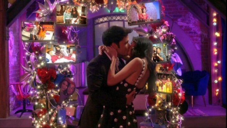 Miranda Cosgrove y Nathan Kress besándose en la tercer temporada de iCarly 