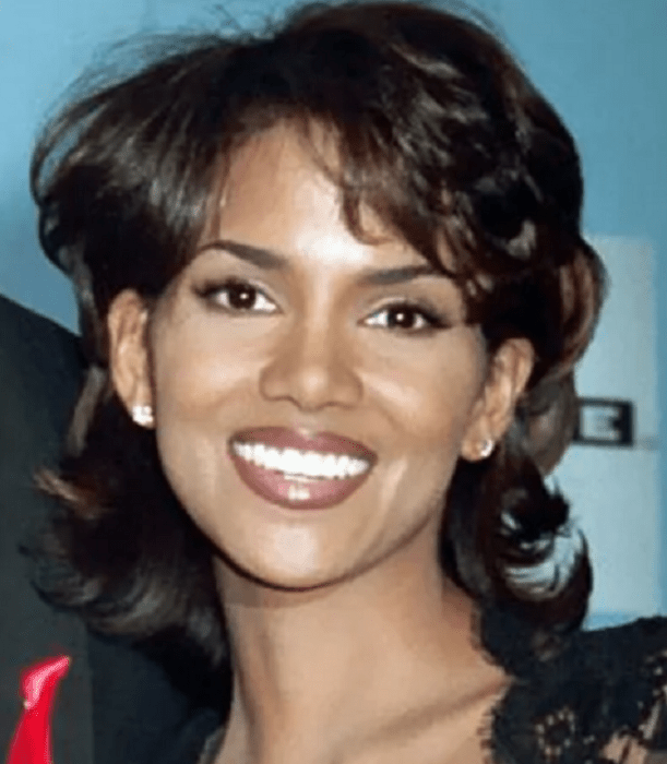 Halle Berry posa sonriente con el cabello a la altura de los hombros algo despeinado