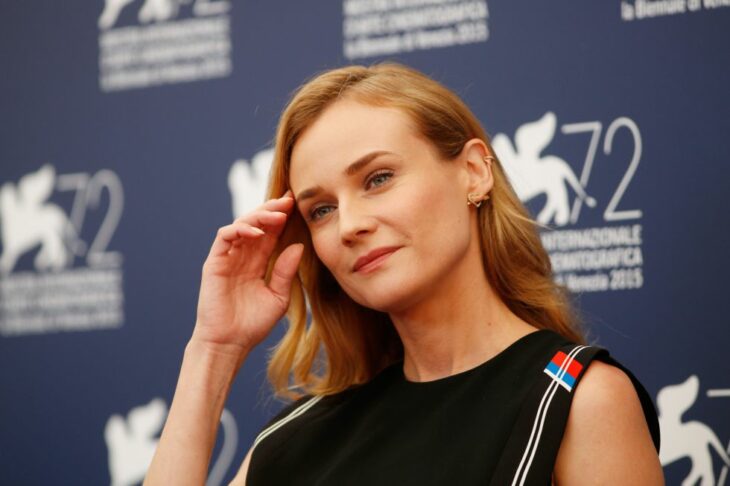 Diane Kruger con el cabello castaño posa con una ligera sonrisa en la alfombra roja de algún evento 