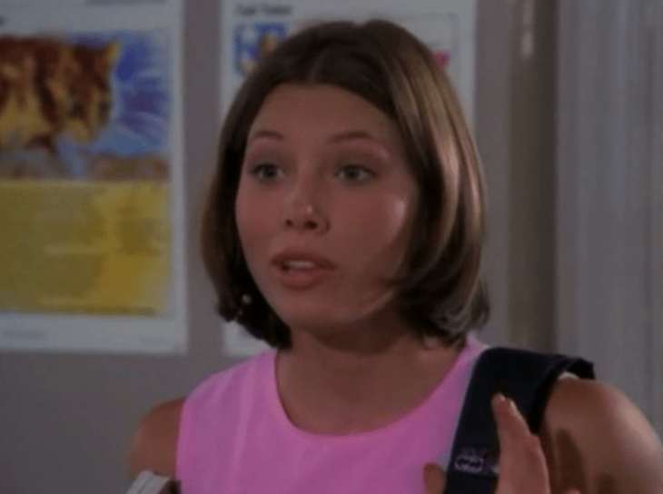 Jessica Biel cuando era una adolescente con el cabello hasta la barbilla lleva una mochila al hombro