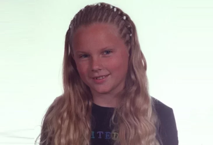 Taylor Swift cuando era una adolescente lleva distintas trenzas en el cabello y posa con una ligera sonrisa