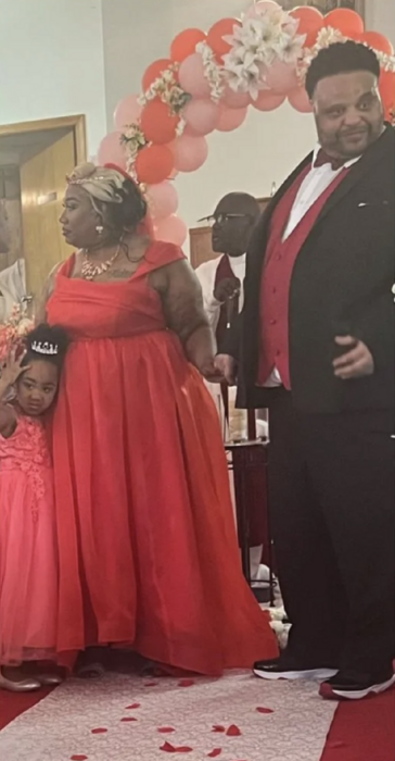 una pareja está en una iglesia para casarse ella vestida de largo pero en color rojo