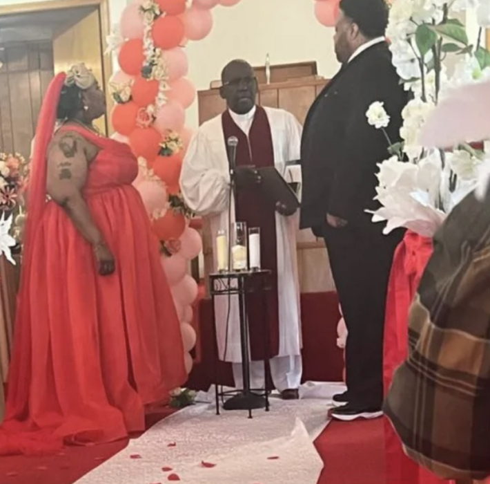 momentos de la celebración de una boda la novia va vestida de rojo y el novio de traje negro
