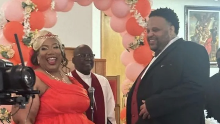 una pareja de novios sonríe en su boda religiosa
