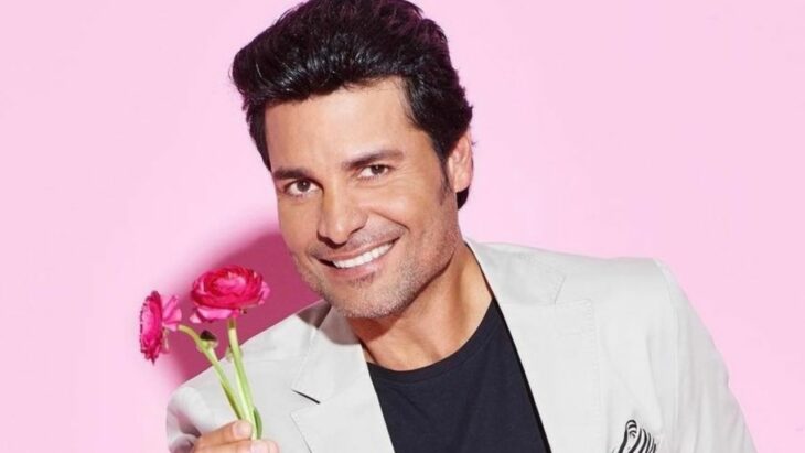 el cantante Chayanne posa con unas rosas de papel en la mano y una sonrisa