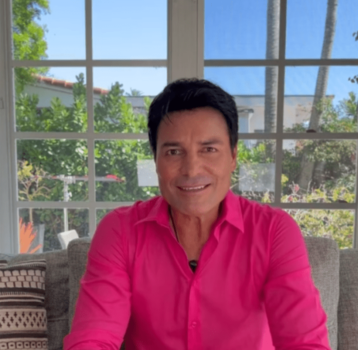 el cantante Chayanne en una imagen de Instagram mira a la cámara está en una habitación con ventanales 