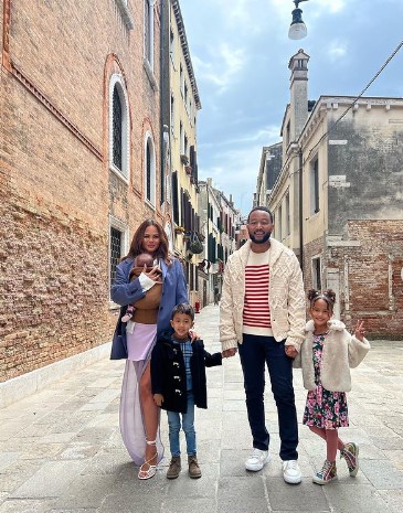 Chrissy teigen y John Legend junto a su familia paseando 