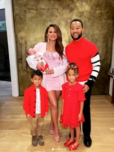 Chrissy teigen y John Legend junto a su familia paseando 