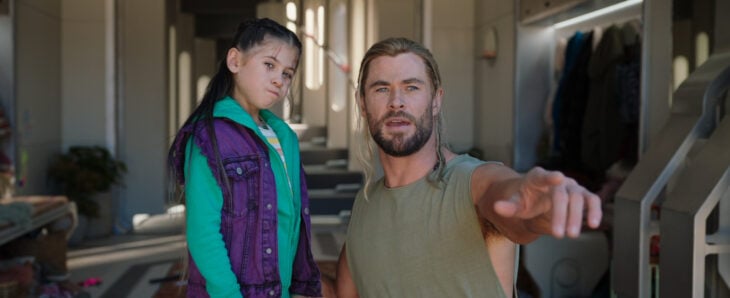 Chris Hemsworth acompañado de su hija India Rose en la película Thor: Amor y Trueno 