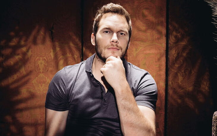 Chris Pratt posando con una mano sosteniéndose la barbilla mientras está pensativo