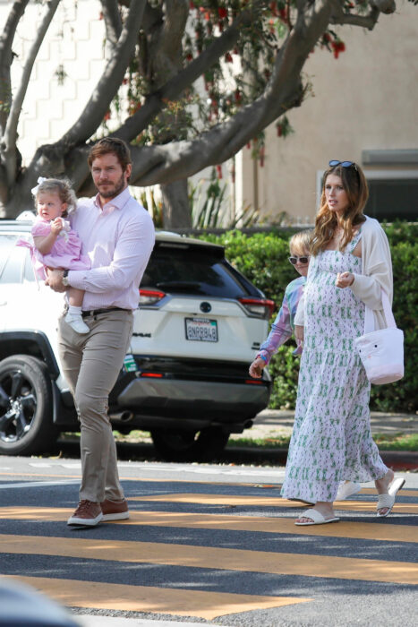 Chris Pratt junto a su esposa Katherine Schwarzenegger y sus hijos caminando por las calles él lleva a una de sus hijas en brazos y su esposa tiene un avanzado embarazo