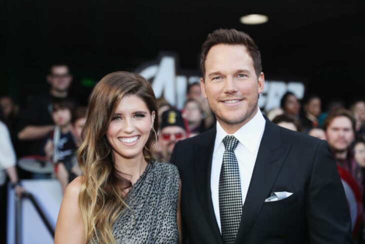 Katherine Schwarzenegger y Chris Pratt posan sonrientes en la alfombra roja de algún evento