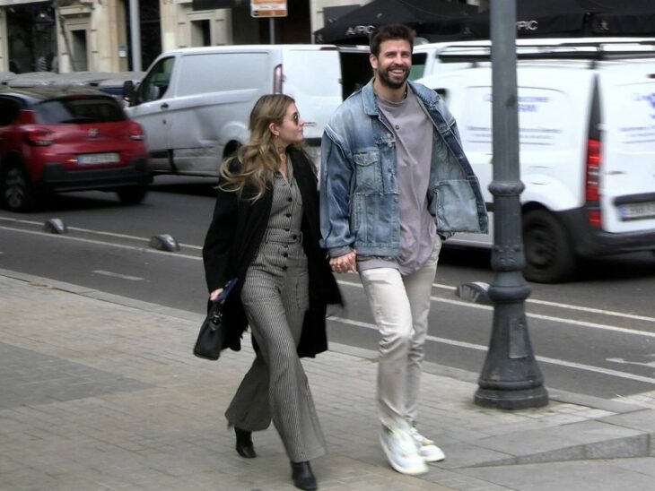 Gerard Piqué y Clara chía caminando sonrientes por las calles de Barcelona 