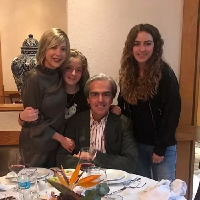La familia Lazo González cuando aun vivía la actriz Edith González posan en un restaurante